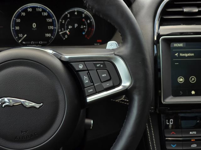 Used 2018 Jaguar F-PACE R-Sport image 25