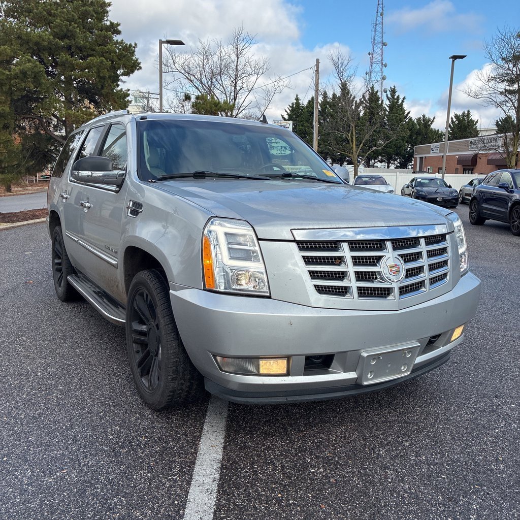 Used 2013 Cadillac Escalade Luxury image 2