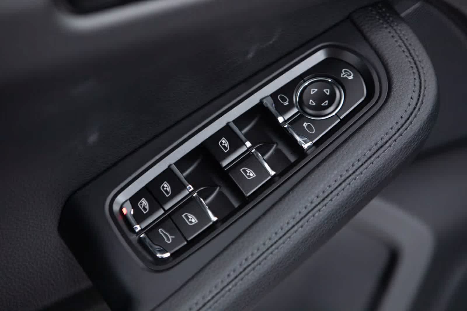 Certified 2026 Porsche Macan AWD/4WD image 24