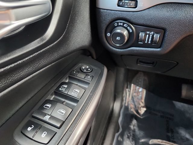 Used 2019 Jeep Cherokee Latitude Plus w/ Cold Weather Group AWD/4WD image 35