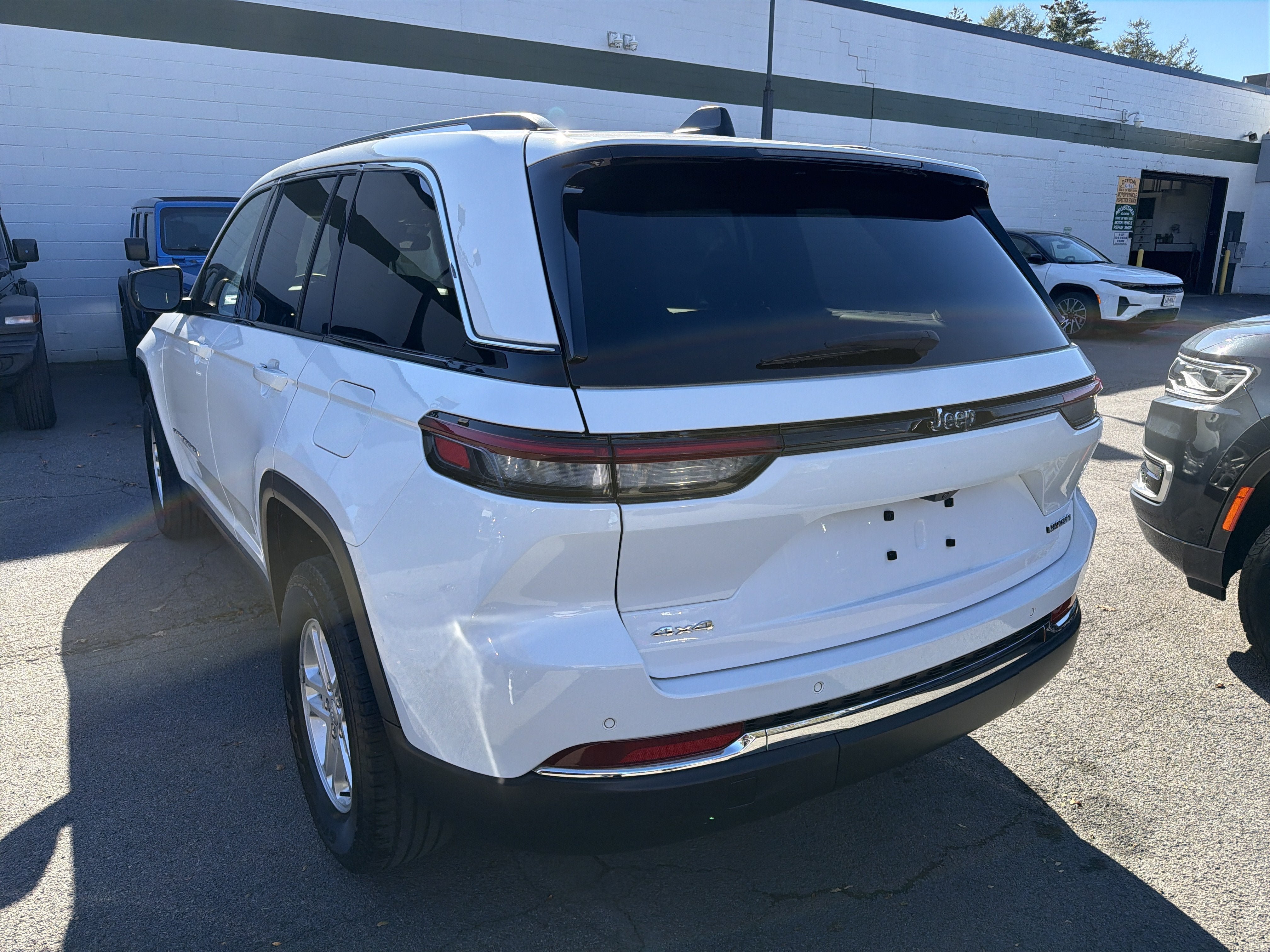 Used 2023 Jeep Grand Cherokee Laredo w/ Luxury Tech Group I AWD/4WD image 5