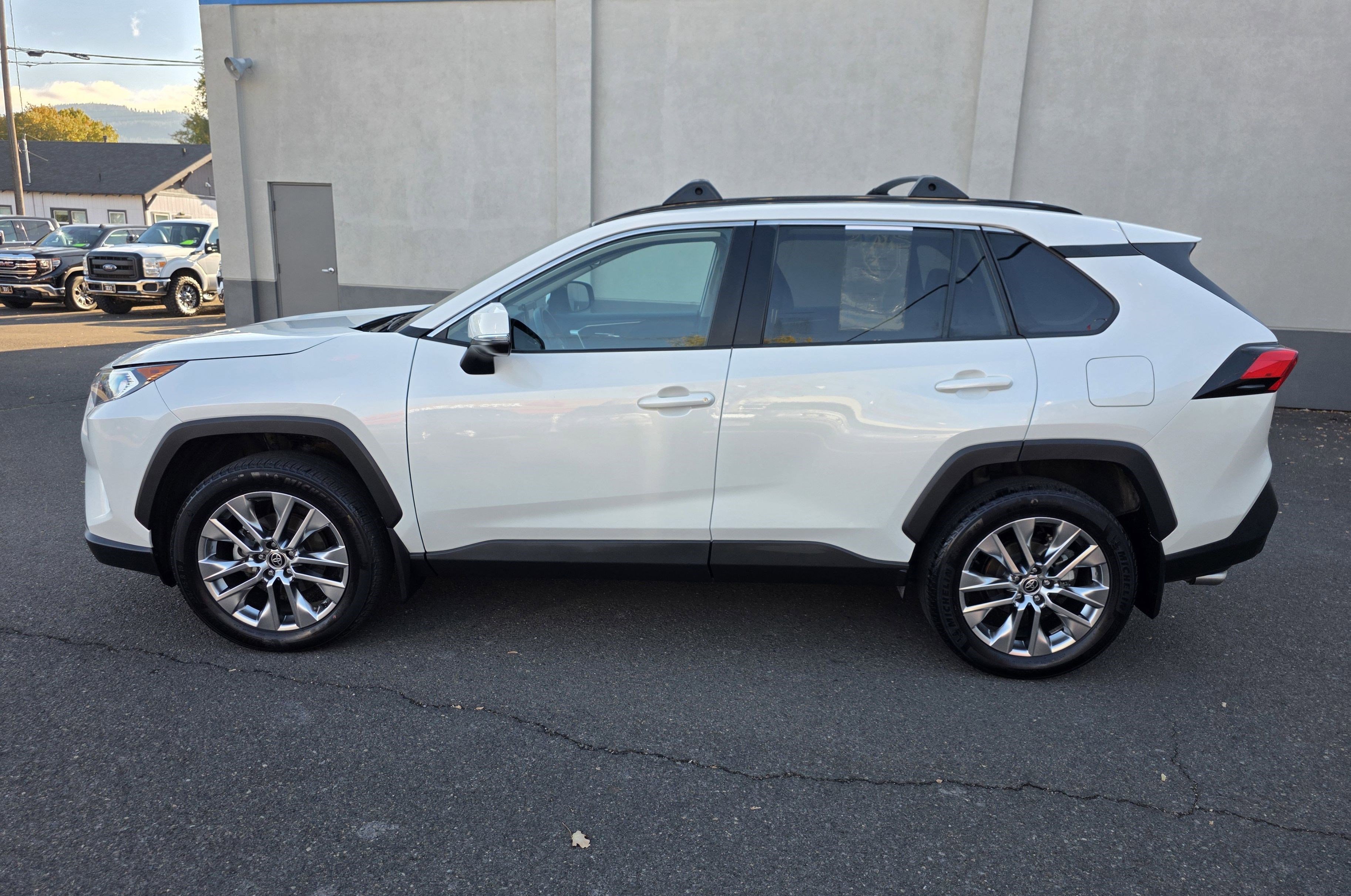 Used 2021 Toyota RAV4 XLE Premium image 5