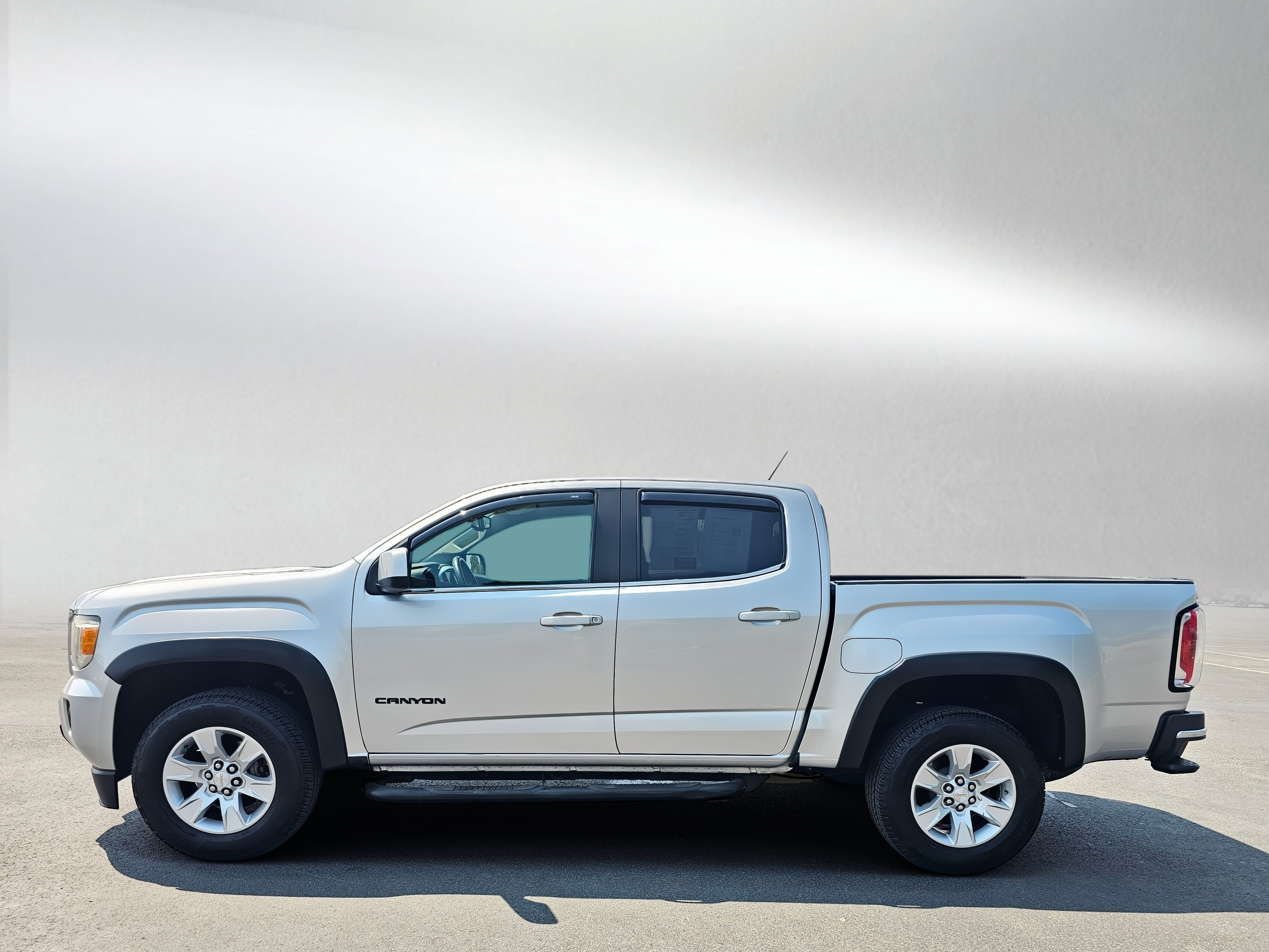 Used 2016 GMC Canyon SLE w/ SLE Convenience Package RWD image 2