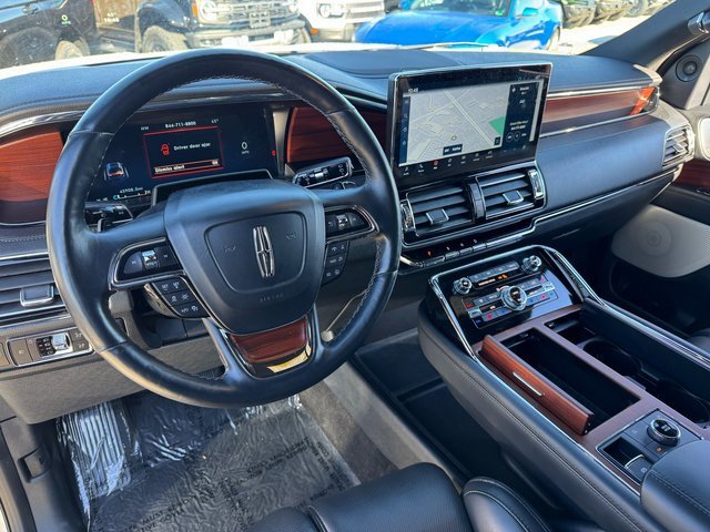 Used 2022 Lincoln Navigator Reserve image 3