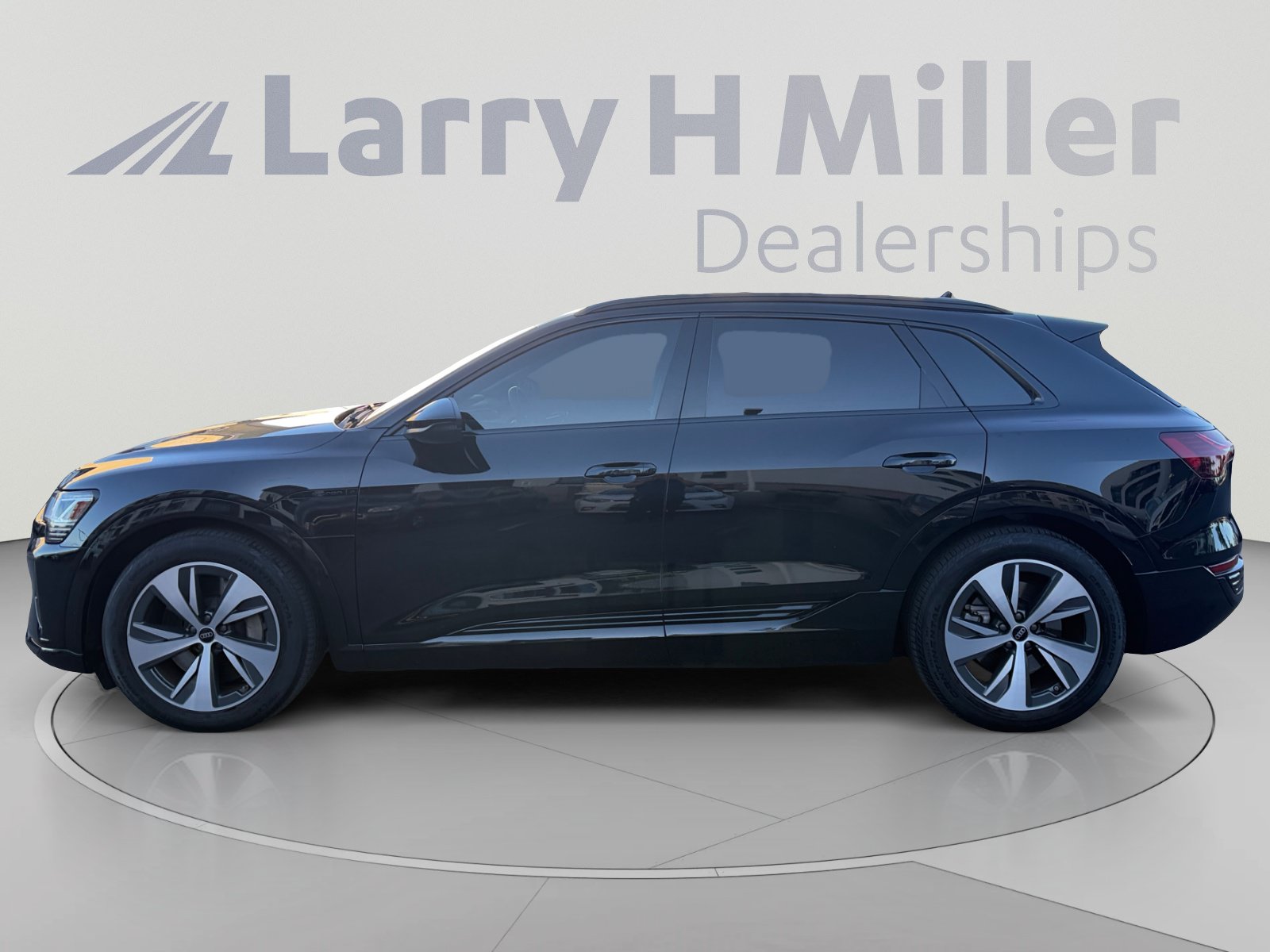Used 2024 Audi Q8 e-tron Premium AWD/4WD image 2