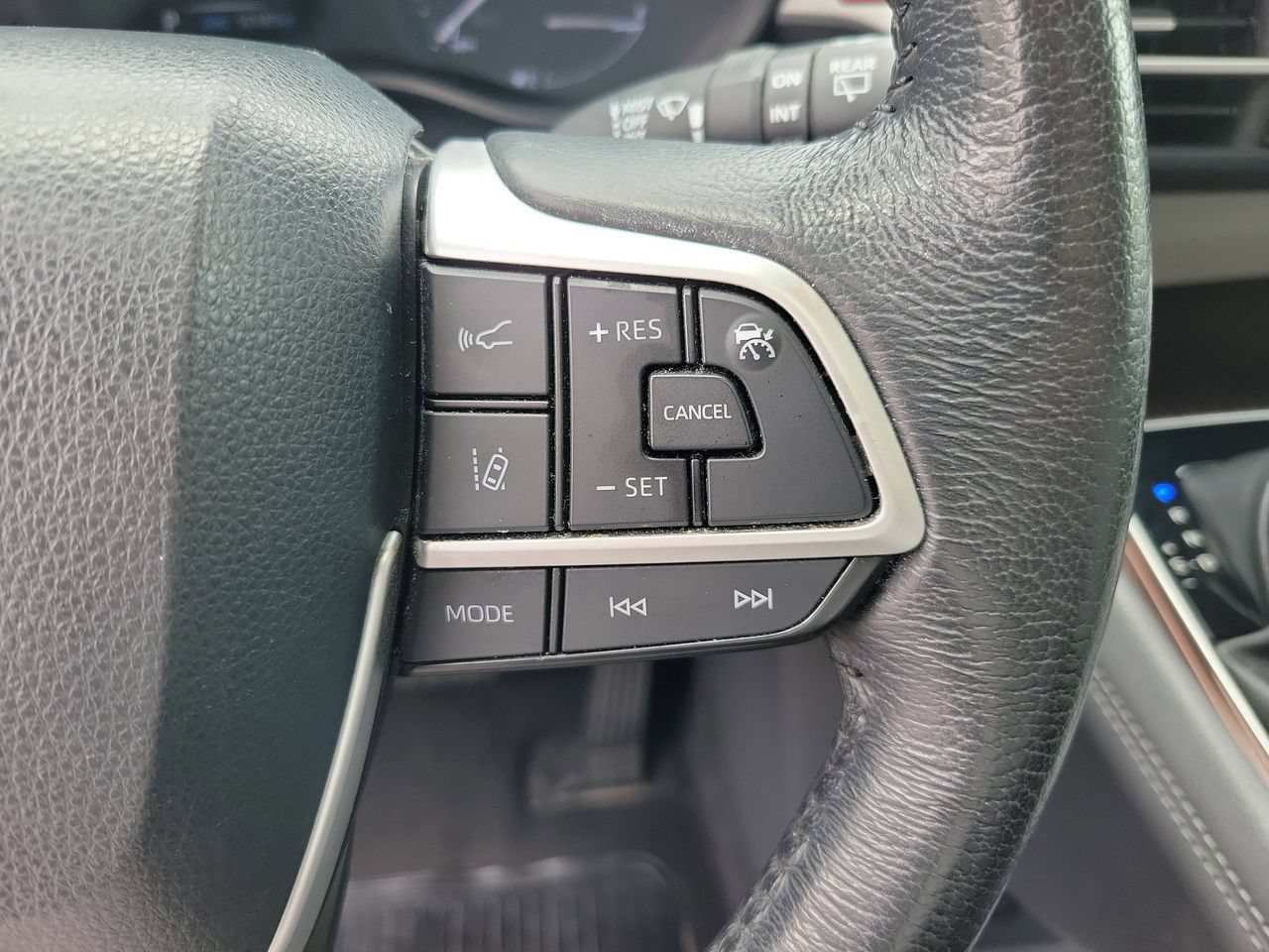 Used 2024 Toyota Sienna XLE FWD image 22