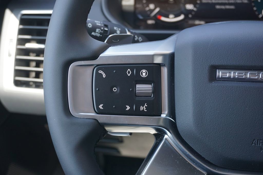 New 2025 Land Rover Discovery Dynamic SE image 12