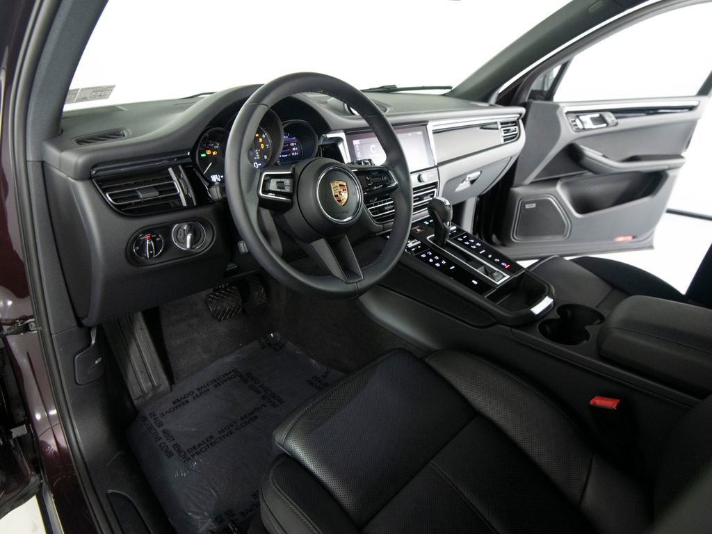 Certified 2025 Porsche Macan image 4