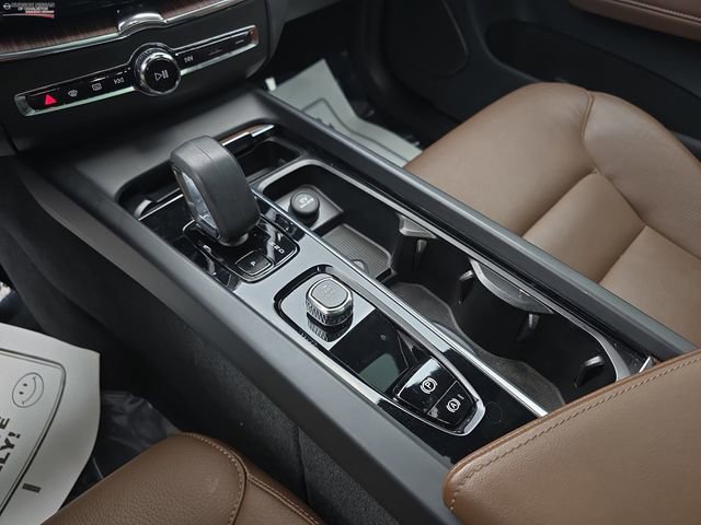 Used 2023 Volvo XC60 B5 Plus image 37