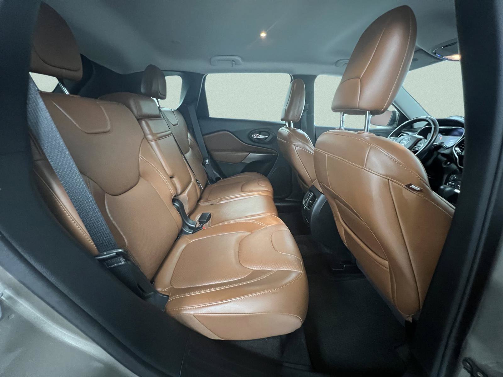 Used 2019 Jeep Cherokee Overland w/ Technology Group FWD image 39