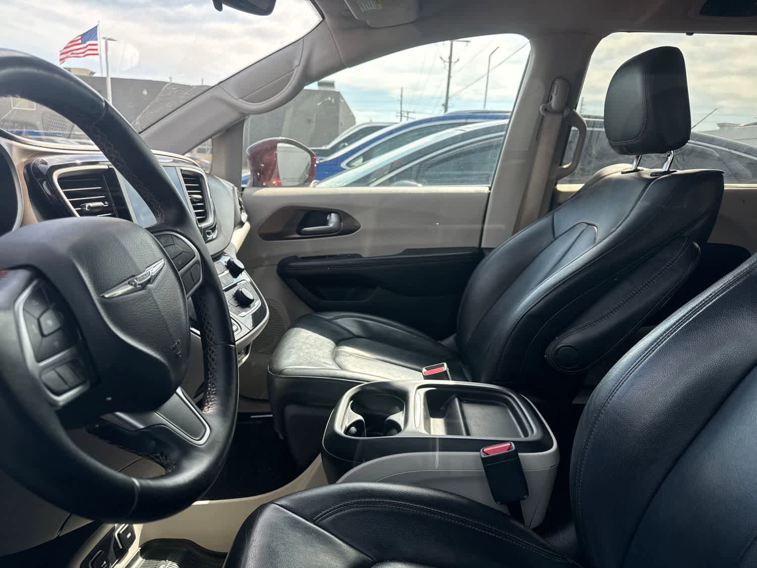 Used 2017 Chrysler Pacifica Touring-L FWD image 29