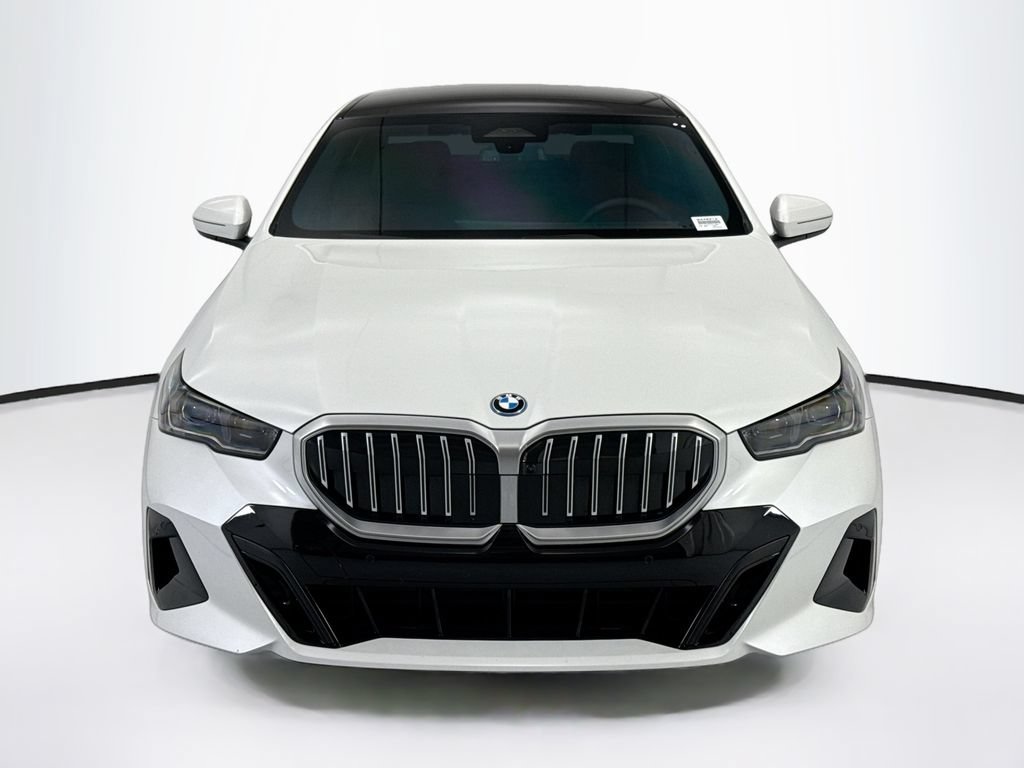 Used 2026 BMW 550e xDrive w/ Premium Package AWD/4WD image 2