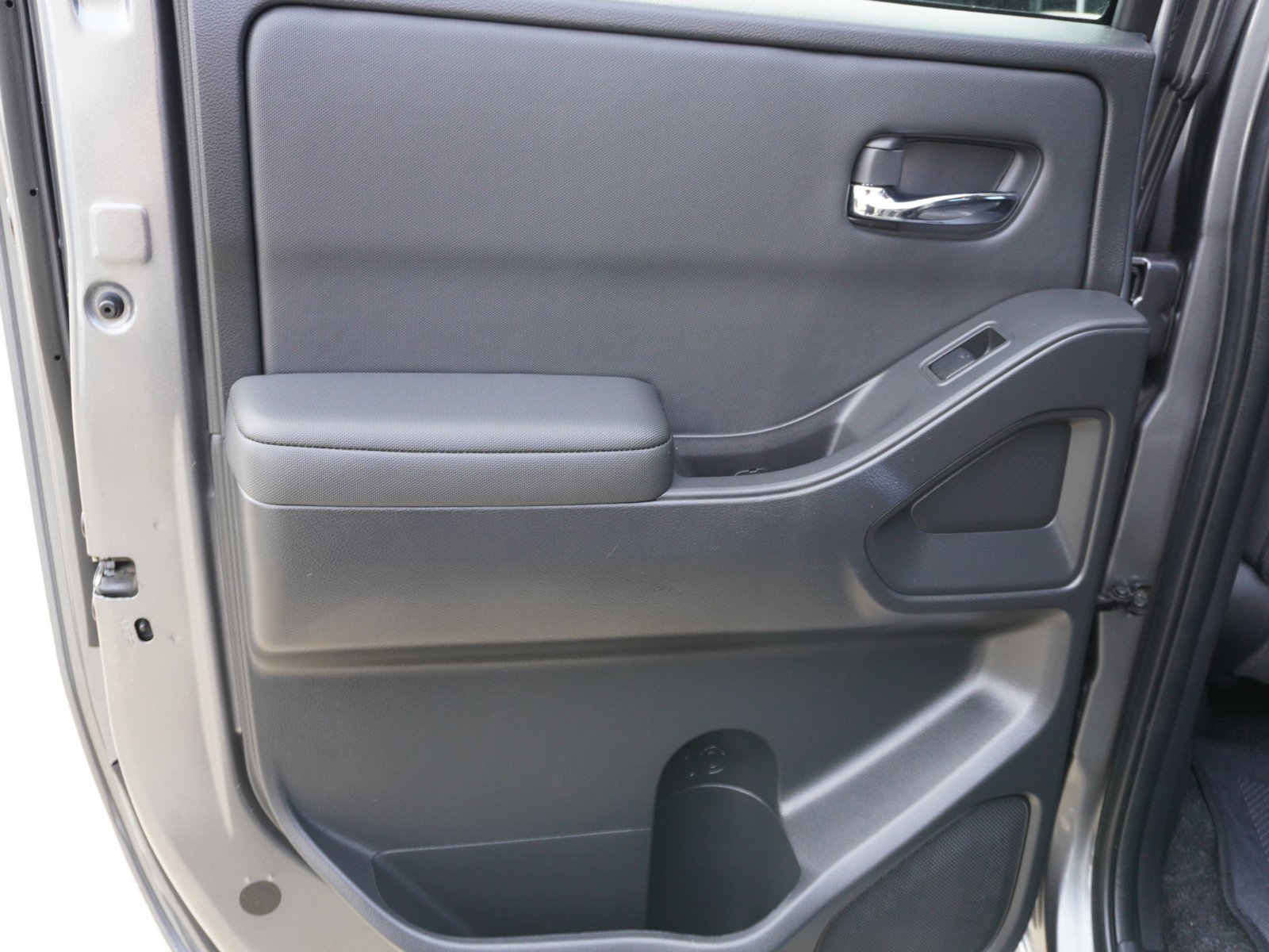 Used 2024 Nissan Frontier SV image 12