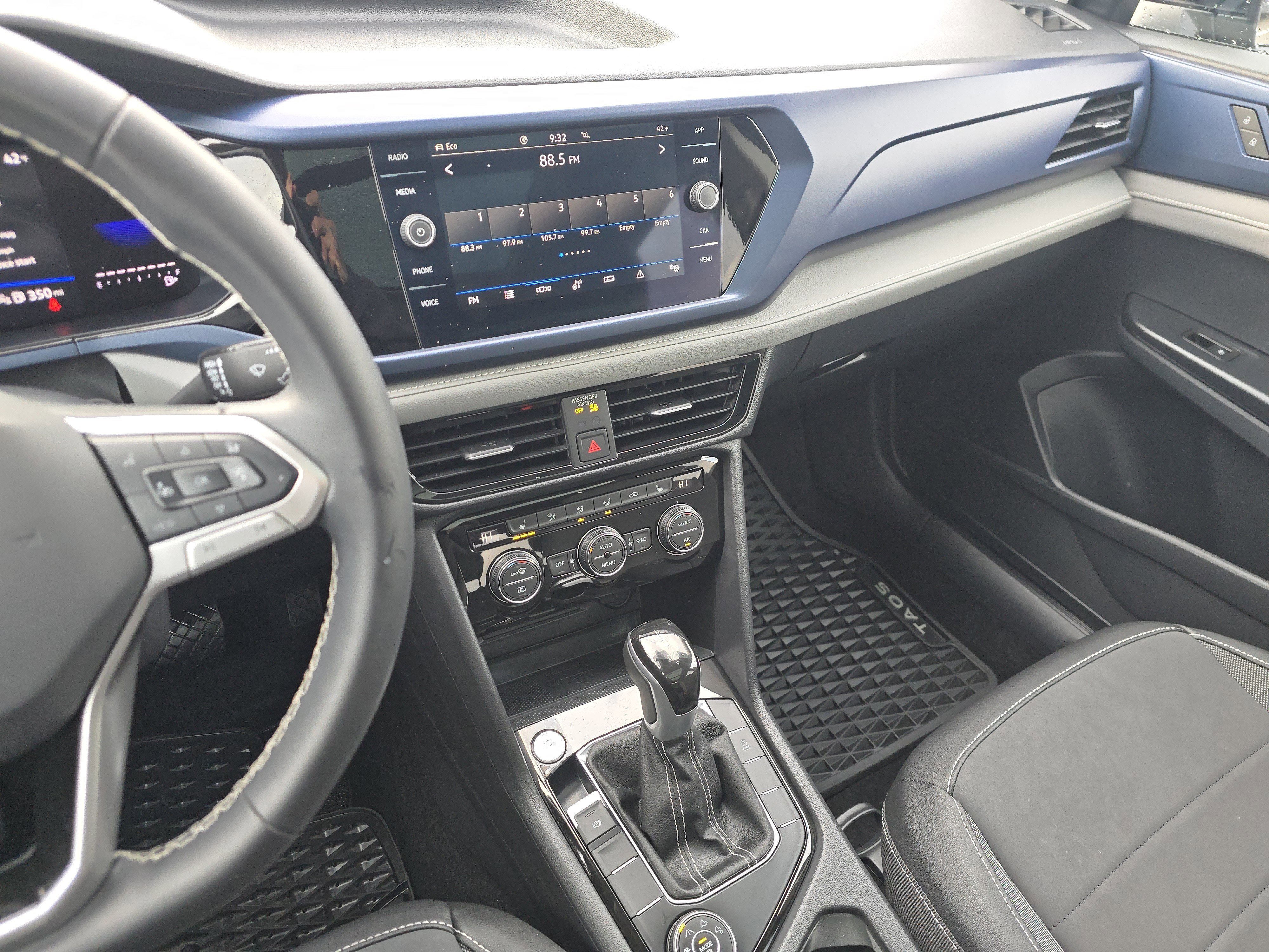 Certified 2024 Volkswagen Taos SE w/ Panoramic Sunroof Package AWD/4WD image 12