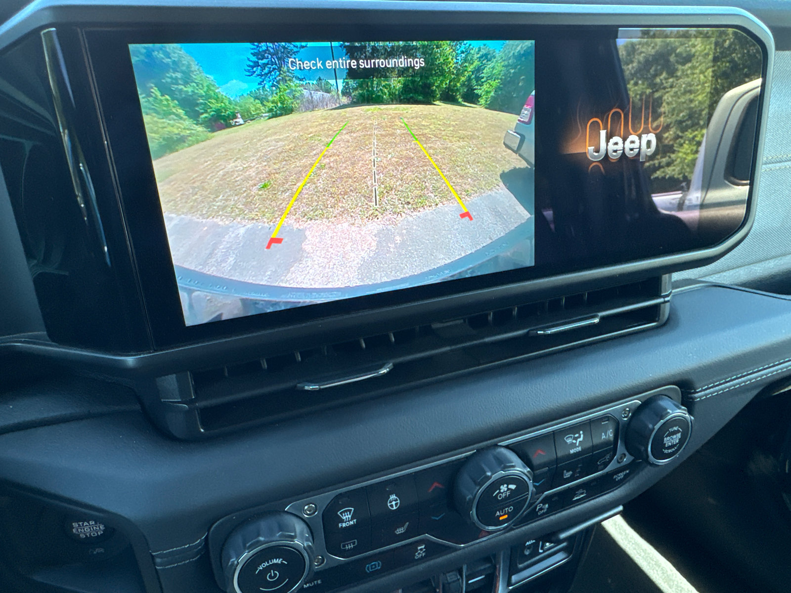 Used 2025 Jeep Wrangler Unlimited Sahara w/ Safety Group AWD/4WD image 28