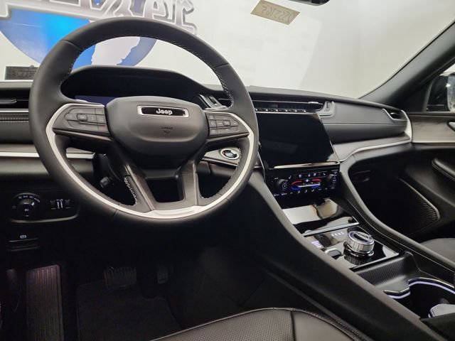 New 2025 Jeep Grand Cherokee Limited w/ Luxury Tech Group II image 17