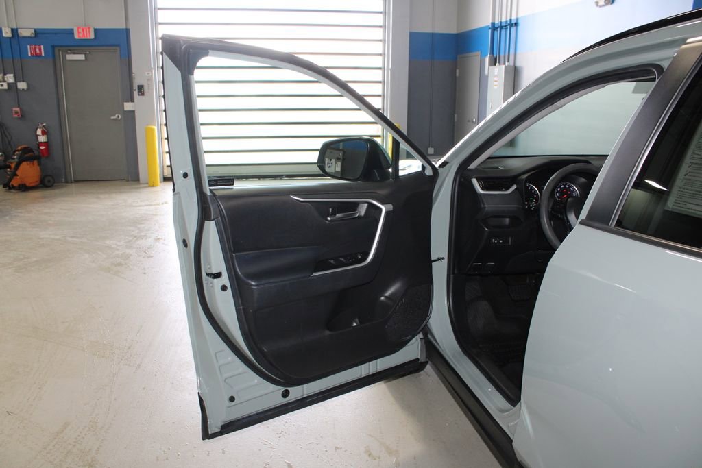 Used 2022 Toyota RAV4 XLE AWD/4WD image 7