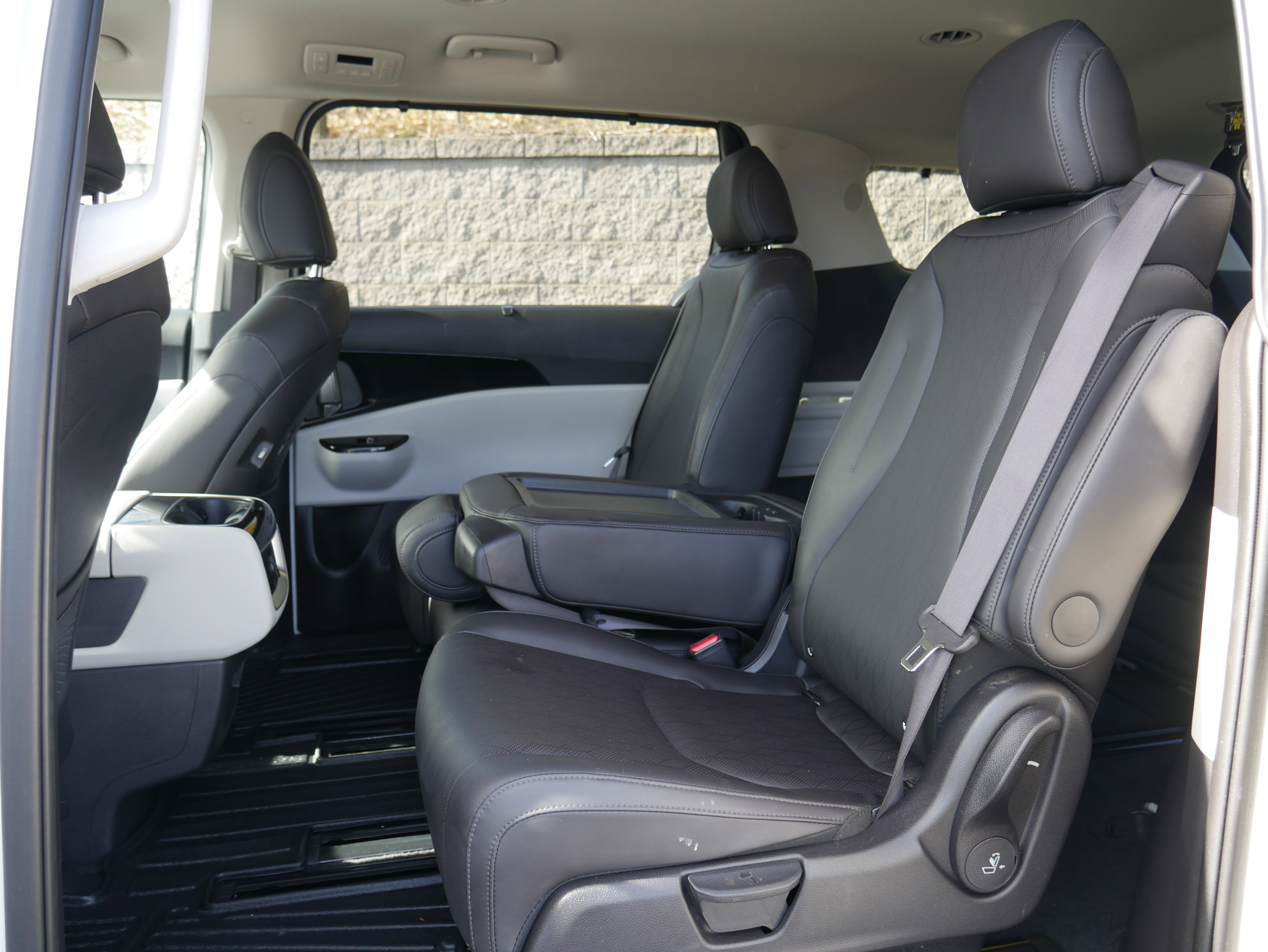 Used 2024 Kia Carnival EX FWD image 16