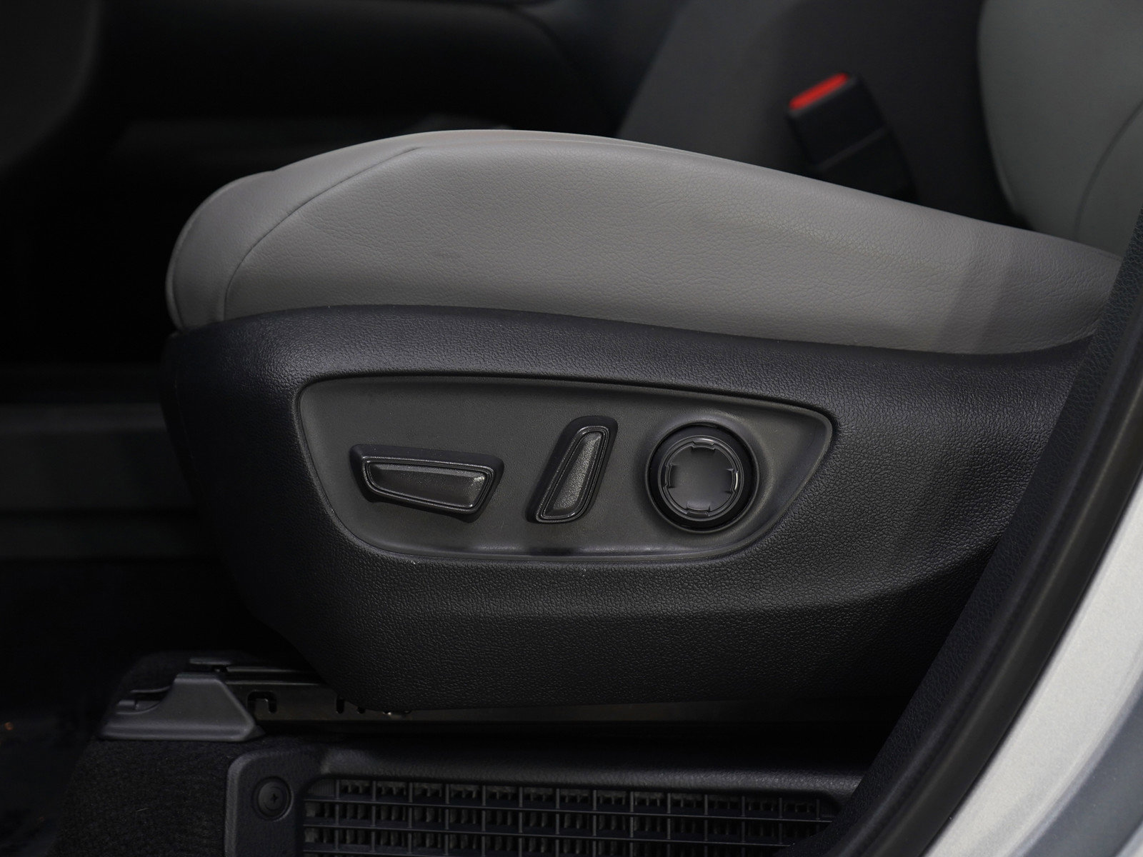 Used 2025 Toyota Sienna XLE FWD image 25
