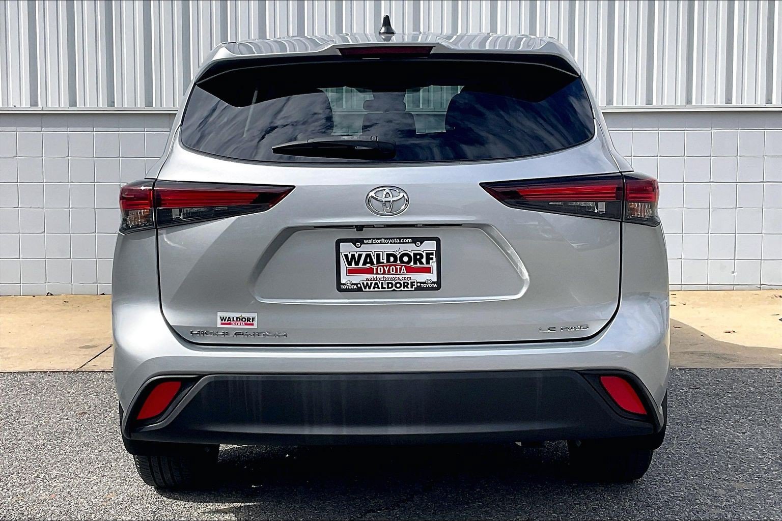 Used 2024 Toyota Highlander LE AWD/4WD image 5