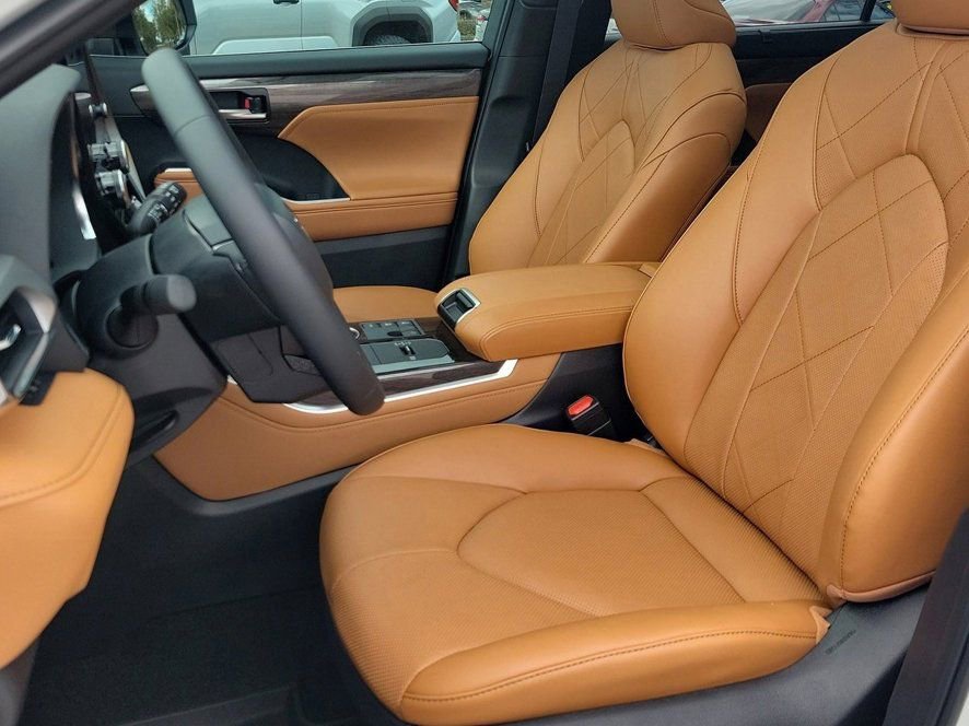 New 2026 Toyota Highlander Platinum AWD/4WD image 18