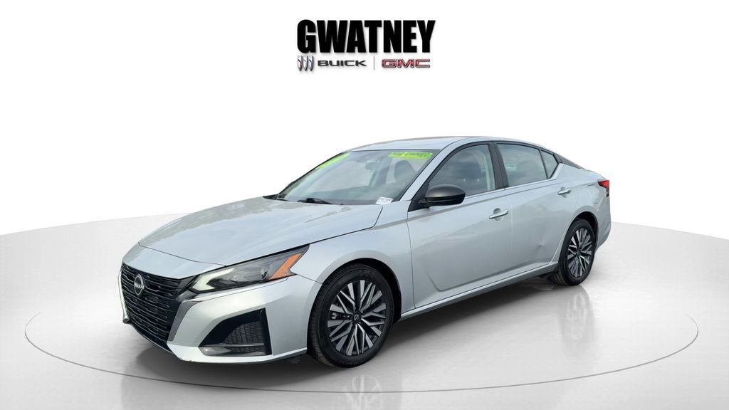 Used 2024 Nissan Altima 2.5 SV FWD image 2