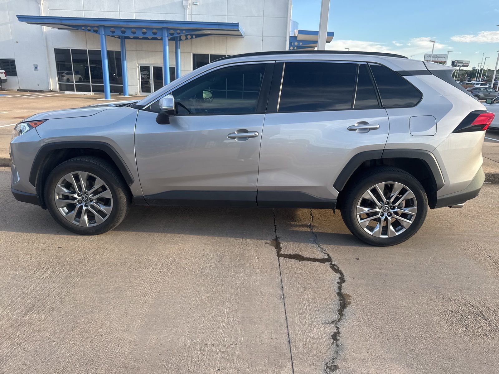 Used 2019 Toyota RAV4 XLE Premium FWD image 2
