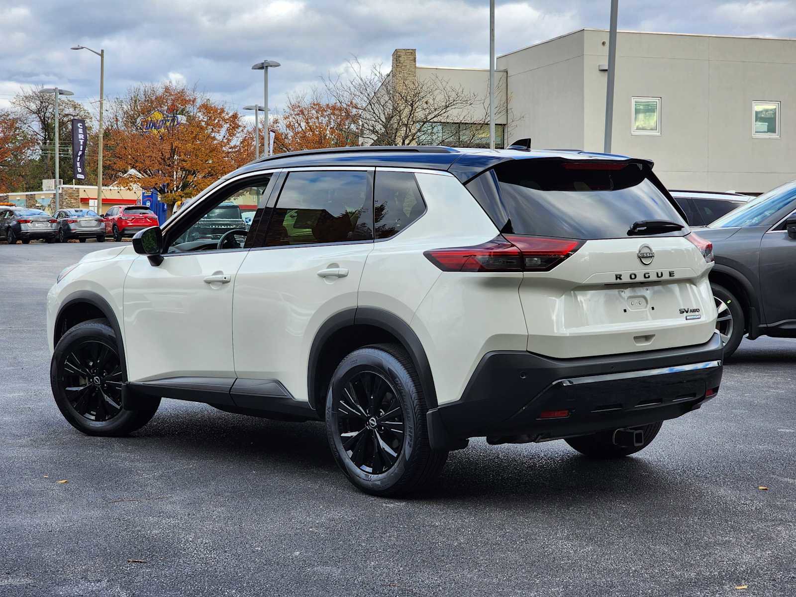 Used 2023 Nissan Rogue SV w/ SV Premium B Package image 2