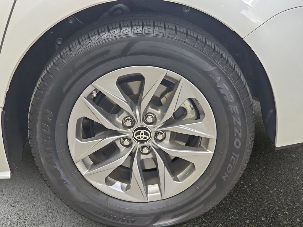 Used 2024 Toyota Sienna XLE FWD image 38