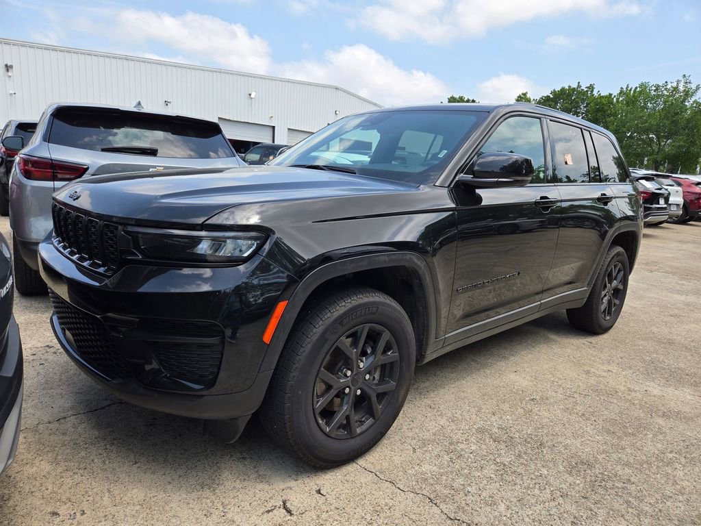 Used 2025 Jeep Grand Cherokee Altitude AWD/4WD image 1