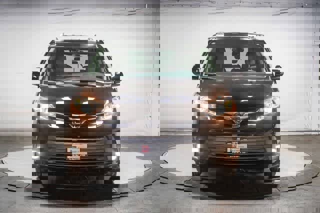 Certified 2019 Toyota Sienna XLE image 6