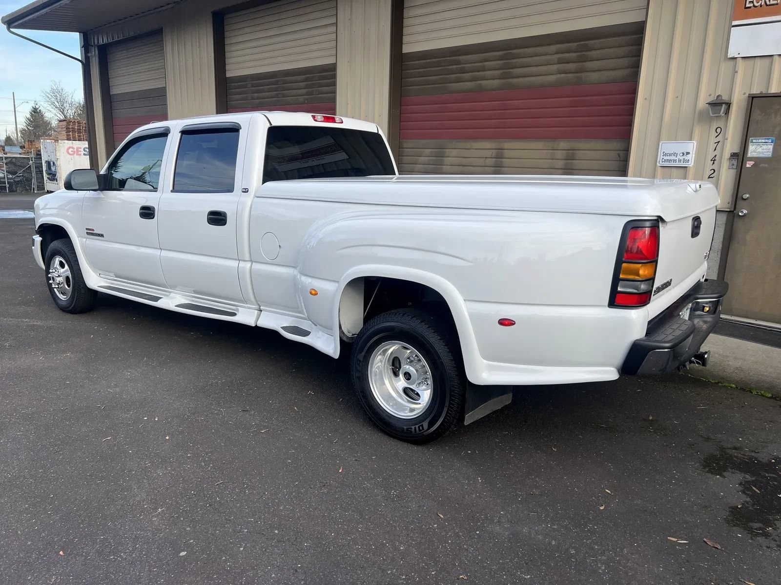 Used 2005 GMC Sierra 3500 SLT w/ Heavy-Duty Power Package RWD image 3
