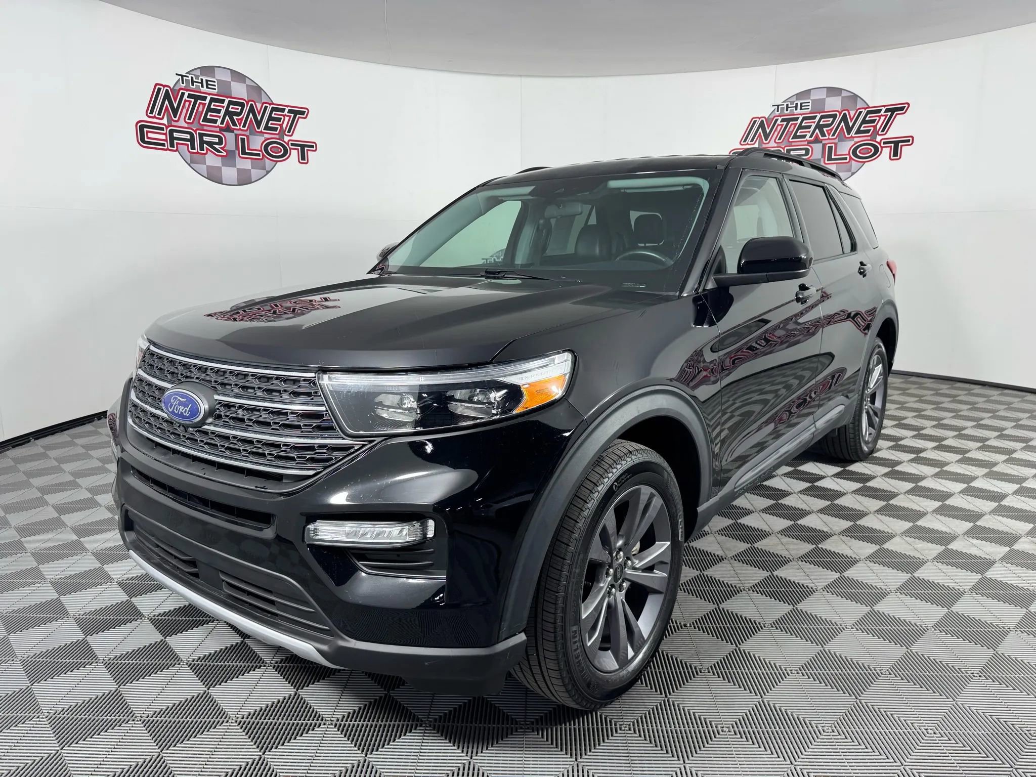 Used 2022 Ford Explorer XLT w/ Equipment Group 202A image 3