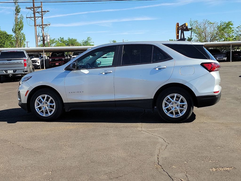 Used 2022 Chevrolet Equinox LS w/ LS Convenience Package FWD image 2
