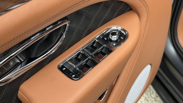 New 2025 Bentley Bentayga Plug-In Hybrid image 14