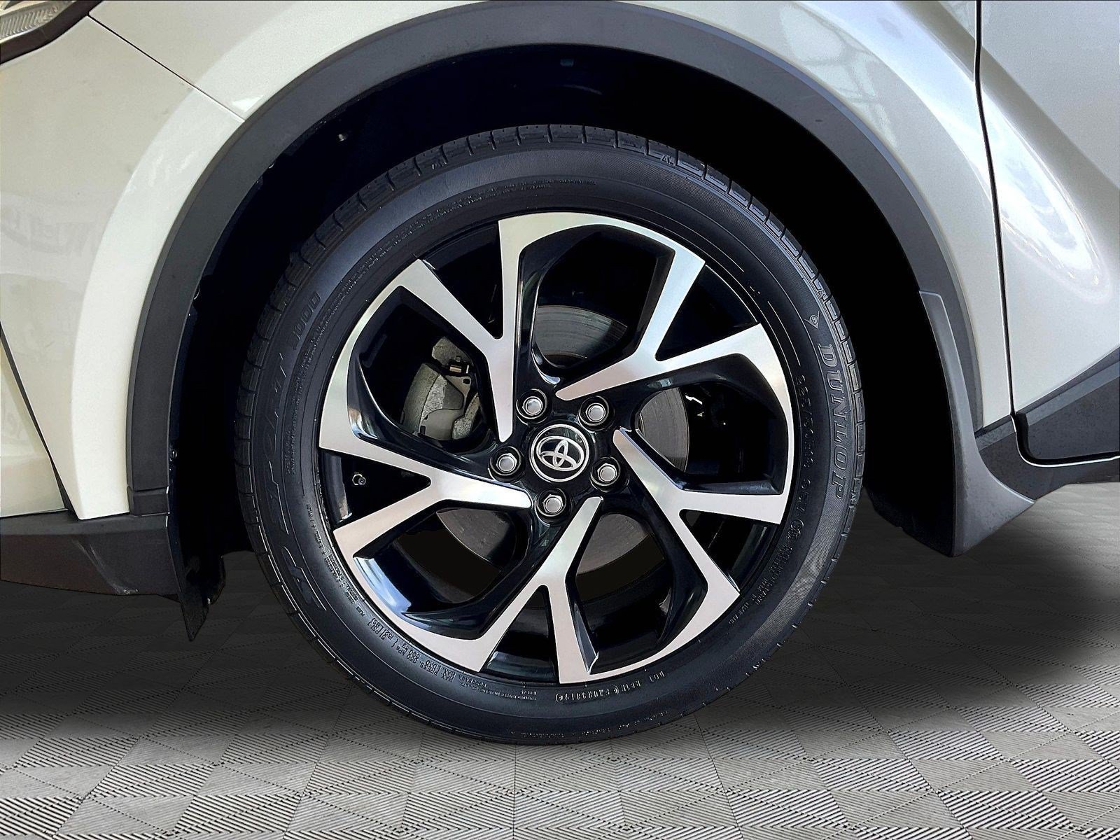 Used 2020 Toyota C-HR XLE FWD image 31