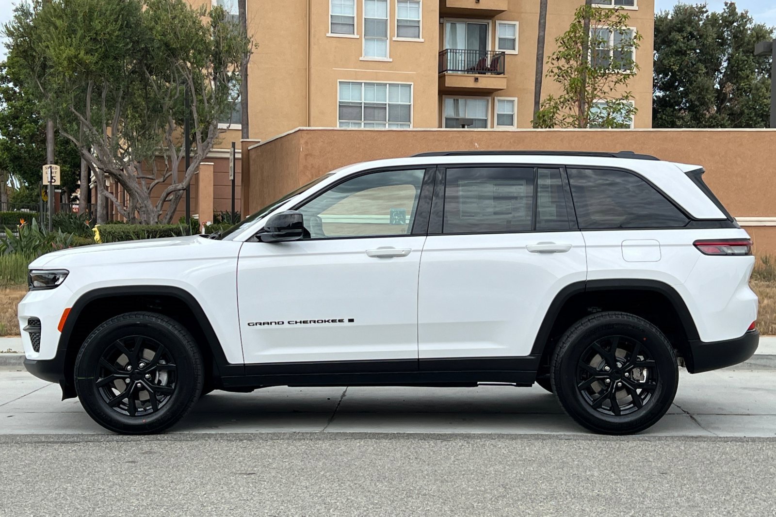 New 2025 Jeep Grand Cherokee Altitude image 7
