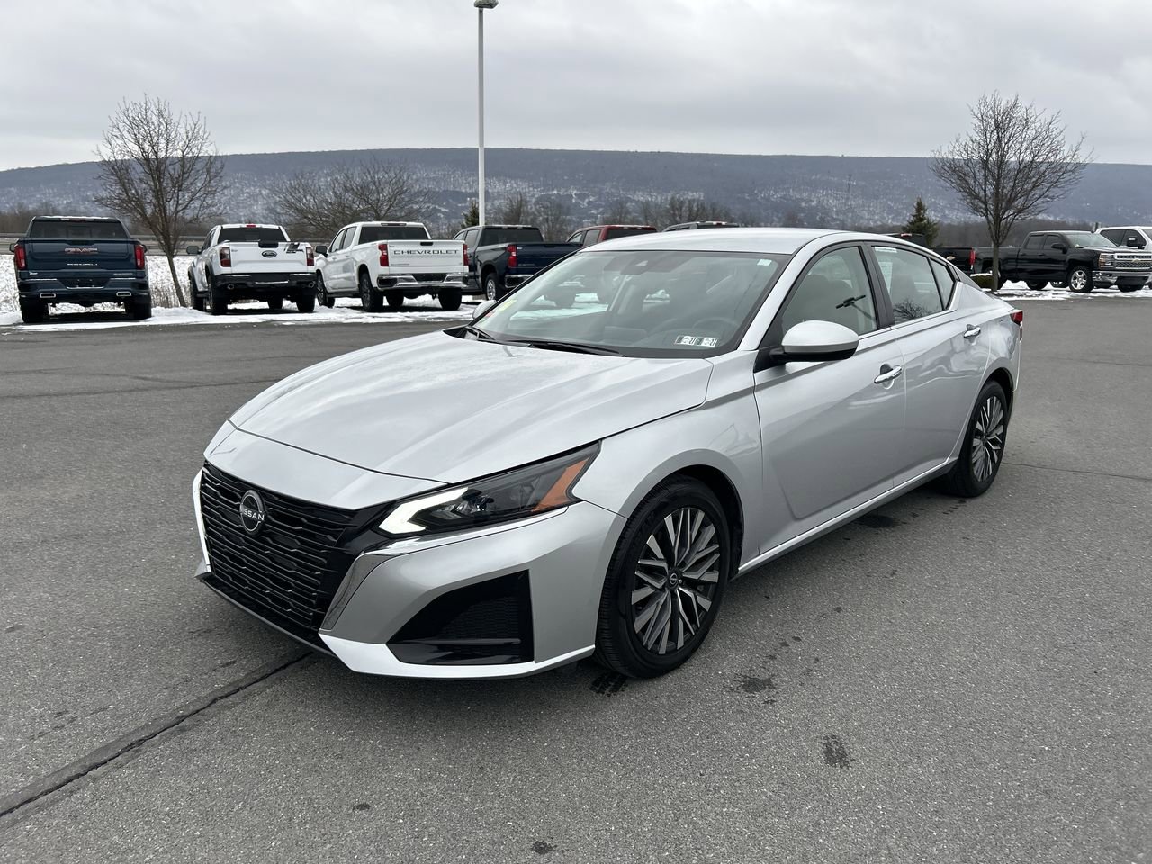 Used 2023 Nissan Altima 2.5 SV FWD image 3