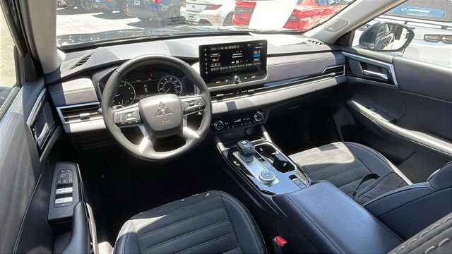 Used 2025 Mitsubishi Outlander SE AWD/4WD image 14