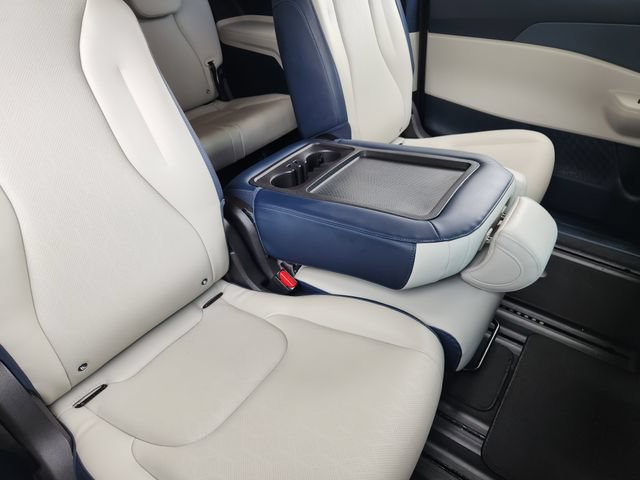 Used 2026 Kia Carnival EX FWD image 28