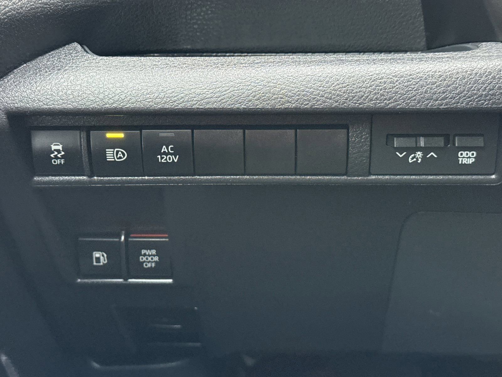 Used 2025 Toyota Sienna XSE w/ XSE Premium Package image 31