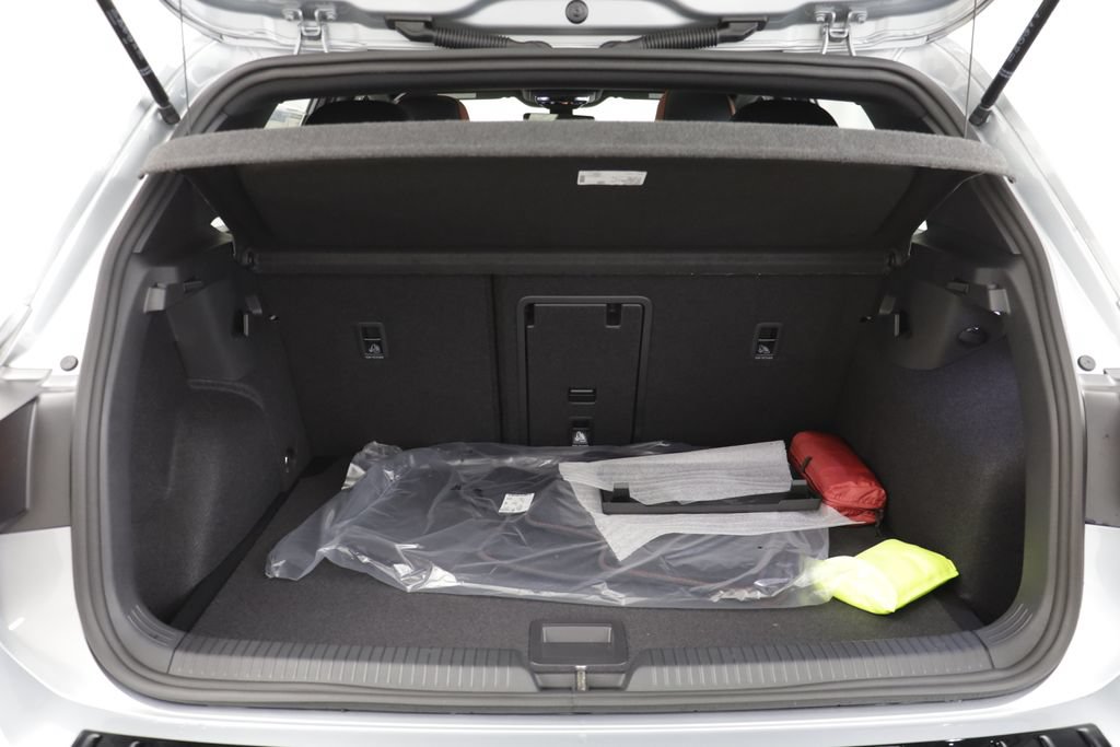 New 2026 Volkswagen GTI SE FWD image 18
