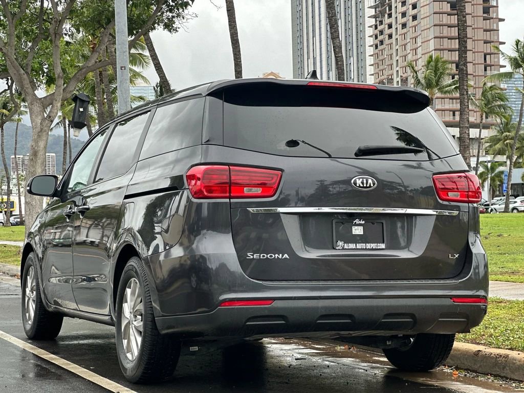 Used 2021 Kia Sedona LX image 3