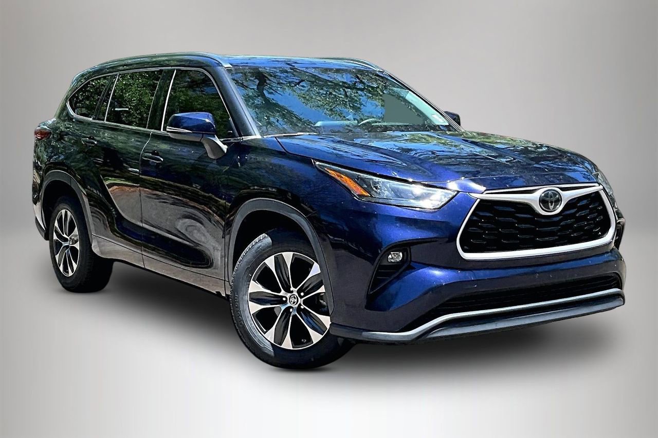 Used 2020 Toyota Highlander XLE FWD image 2