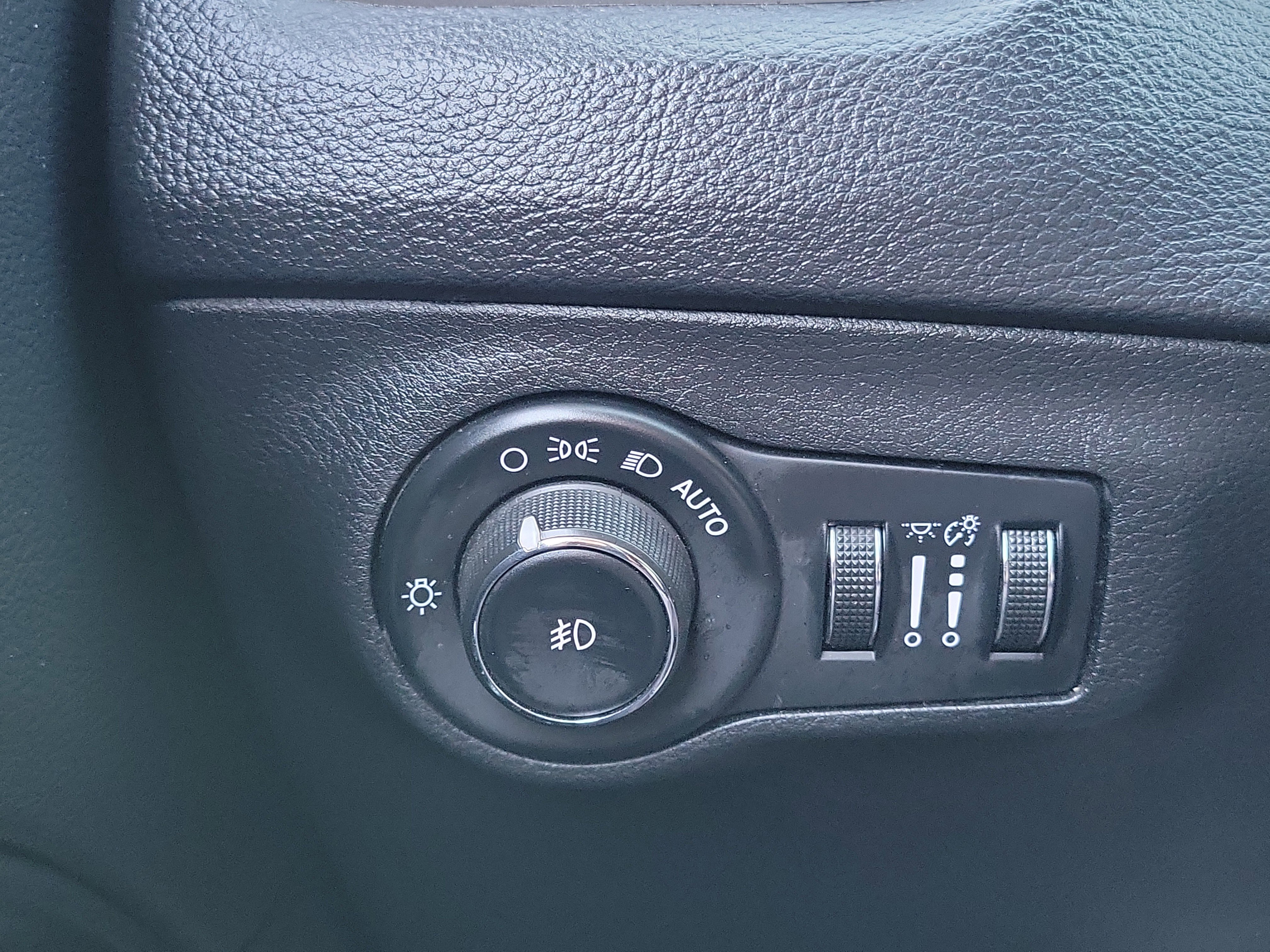 Used 2018 Jeep Compass Latitude w/ Popular Equipment Group image 16