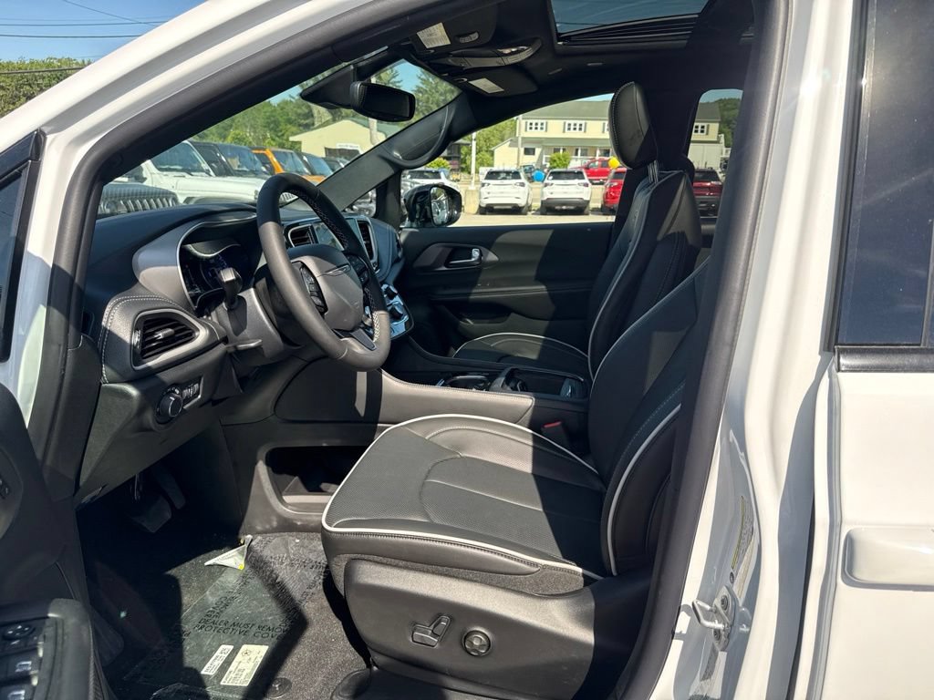 New 2027 Chrysler Pacifica Limited AWD/4WD image 16
