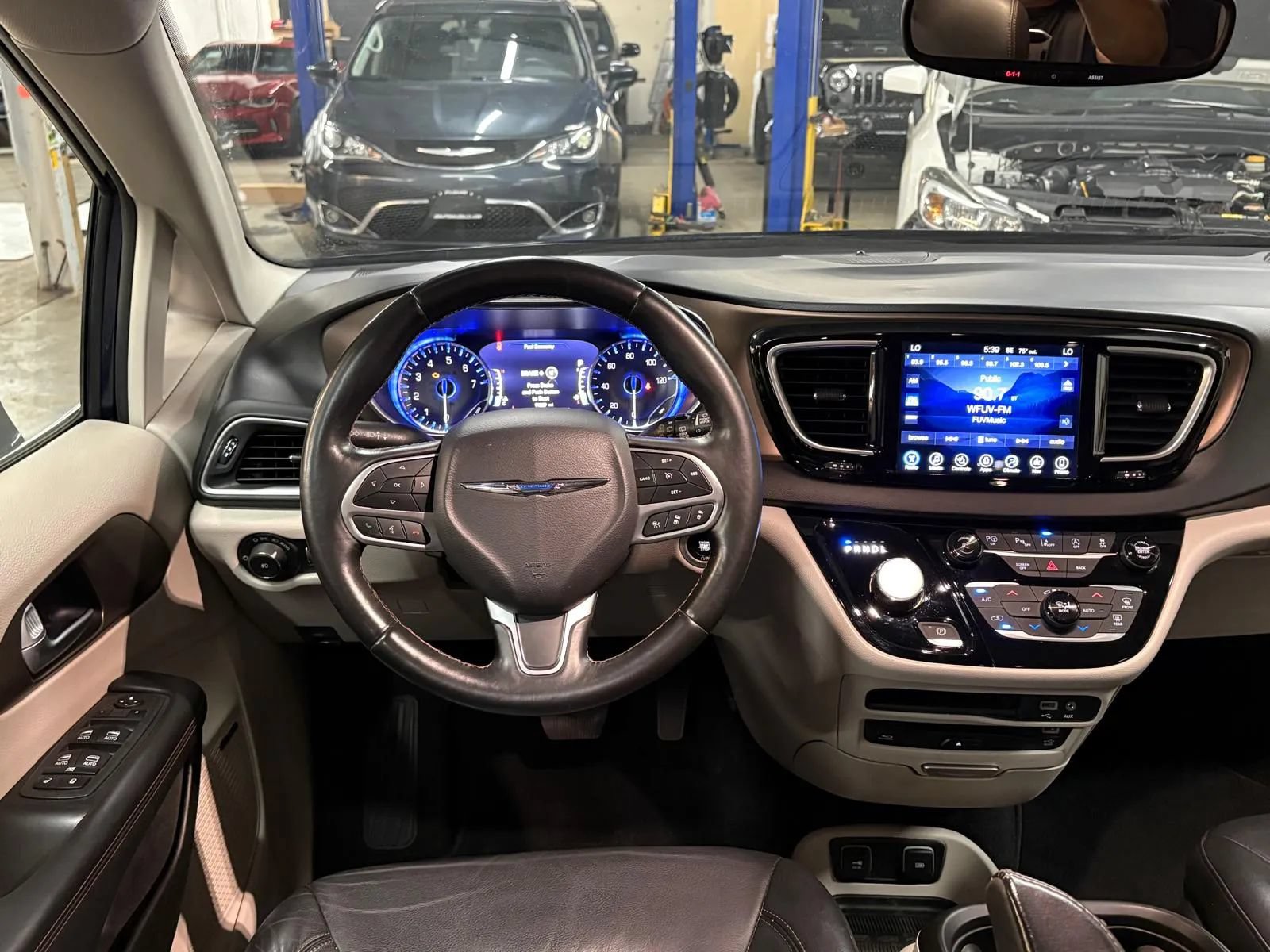 Used 2017 Chrysler Pacifica Touring-L Plus w/ Advanced Safetytec Group FWD image 19