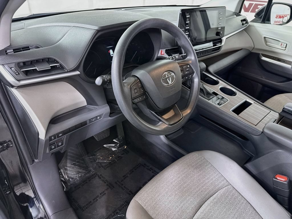 Certified 2024 Toyota Sienna LE FWD image 17