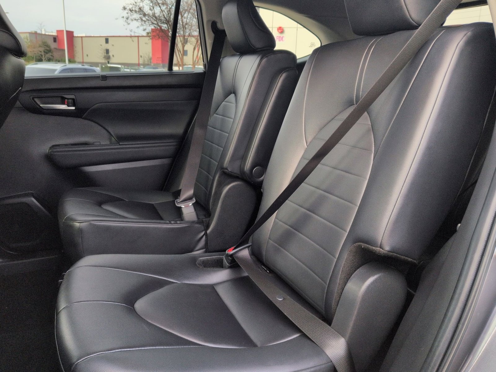 Used 2024 Toyota Highlander LE image 24