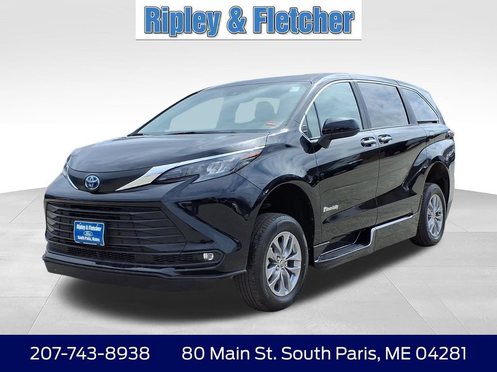 Used 2025 Toyota Sienna XLE FWD image 1